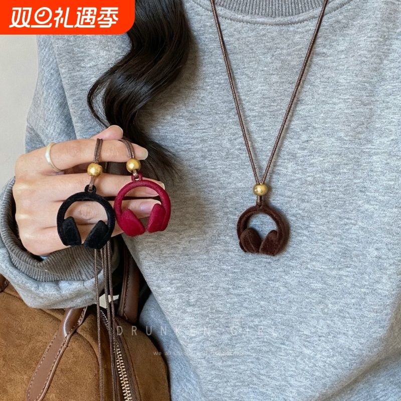 嘻哈风 红色植绒耳机吊坠项链女秋冬复古2025新款长款毛衣链配饰