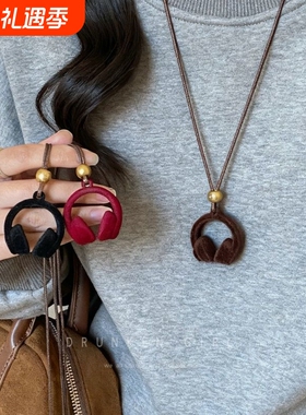 嘻哈风 红色植绒耳机吊坠项链女秋冬复古2025新款长款毛衣链配饰