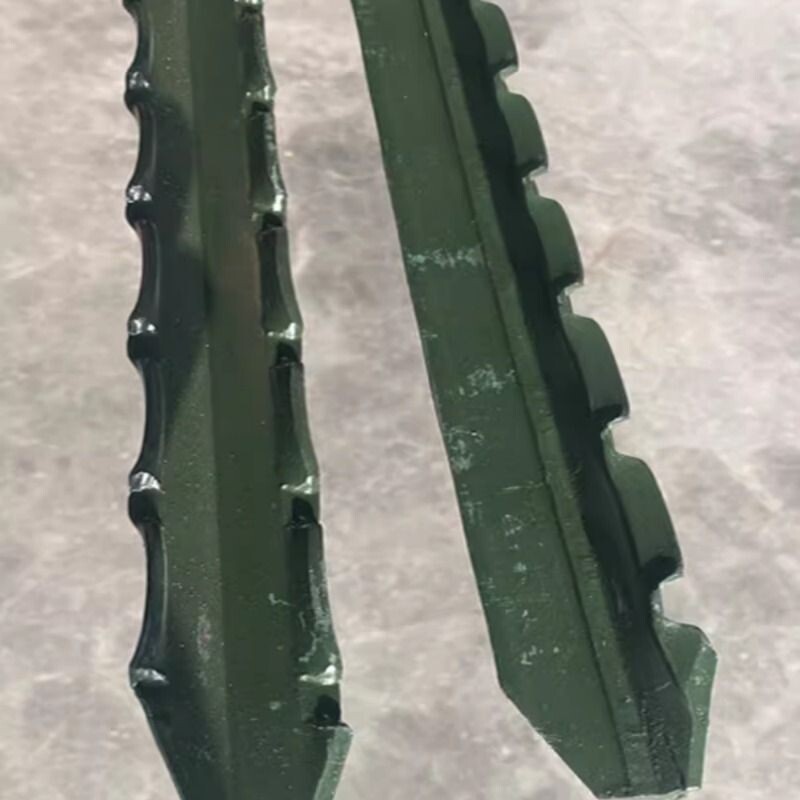 铁丝网围栏养殖网花边加厚钢立柱实心尖头三角篱笆桩栏杆圈山牧场