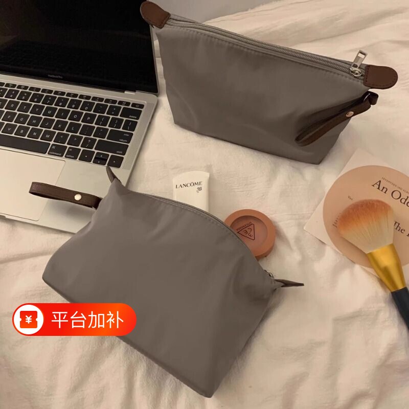 简约复合布化妆包收纳包旅行便携化妆品手提饺子包防水洗漱袋手拿