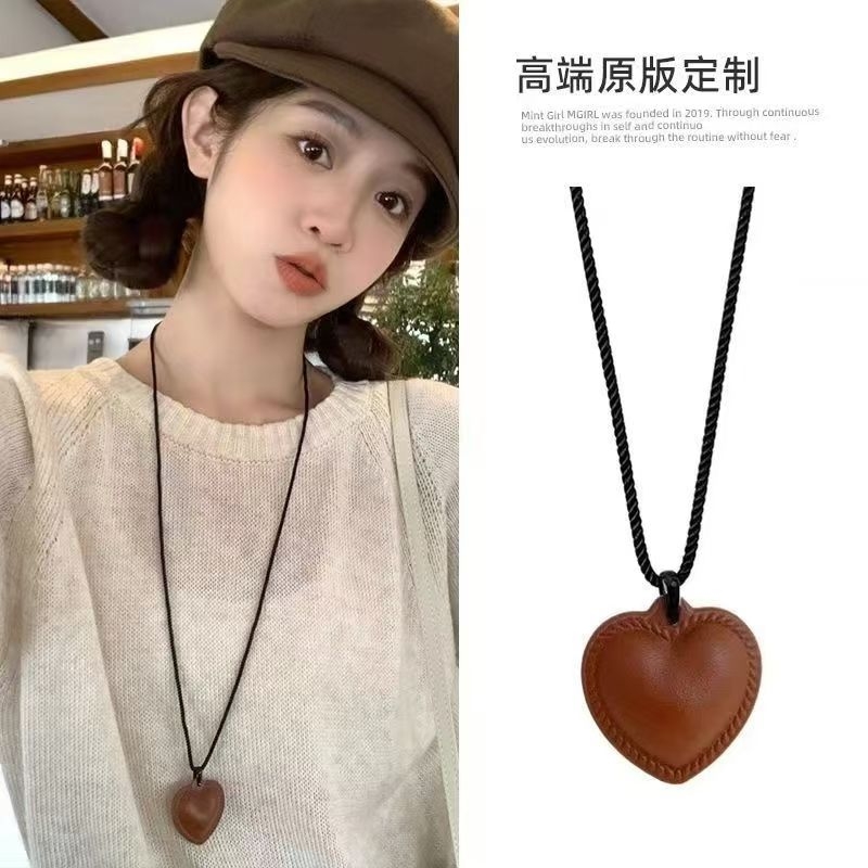 简约爱心皮革项链女2025新款爆款颈链毛衣链轻奢小众高级感锁骨链