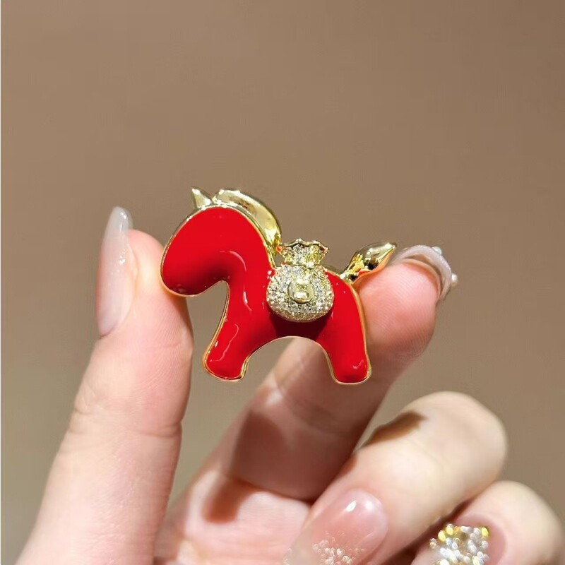 新国风本命年生肖喜庆红色小马胸针镶钻设计小众别针铜钱高档胸花