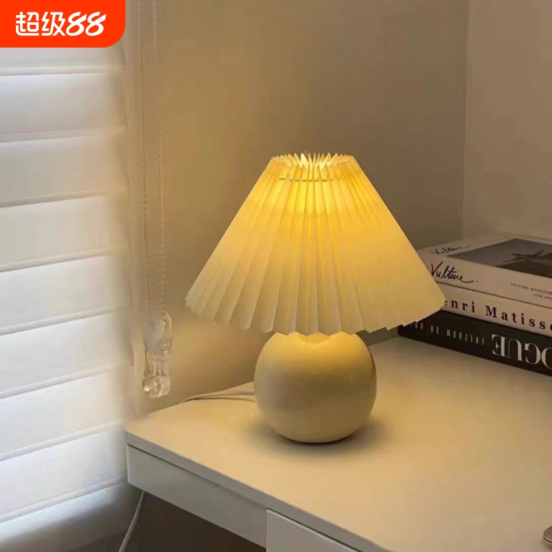 网红陶瓷百褶台灯少女ins床头灯浪漫时尚创意装饰灯复古卧室北欧