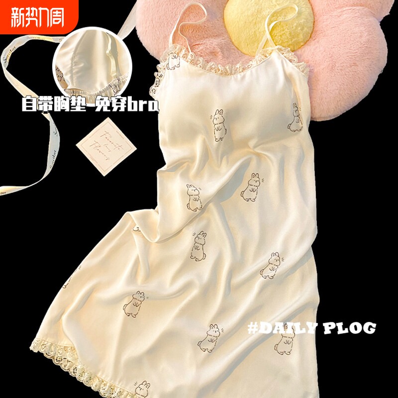 红豆奶乎乎冰丝绸睡裙女款夏季2026新款性感纯欲吊带睡衣带胸垫家