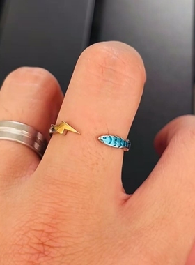 简约闪电蓝色小鱼戒指新款轻奢小众设计感指环时尚百搭气质食指戒