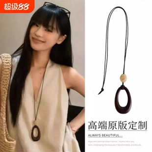 原宿风~黑皮绳镂空椭圆吊坠项链女2025新款小众设计民族风毛衣链