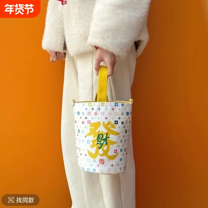 2025新年钱袋子包单肩斜挎包便携手提包过年红色发财福袋新款印花