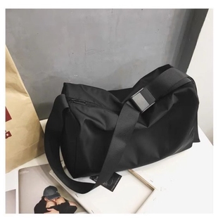 单肩斜挎包男跨背包休闲大容量书包潮运动尼龙健身包通勤轻便黑色