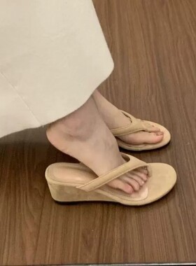 意尔康心选小个子坡跟夹趾人字拖鞋女2026外穿增高显瘦黄色绝美沙