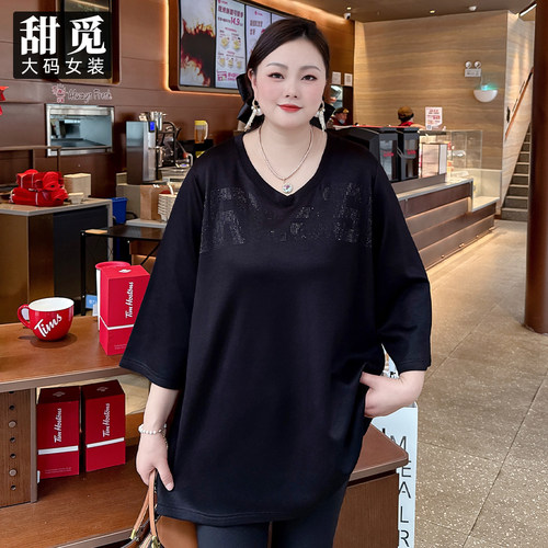 甜觅特大码女装2025春装胖mm300斤字母烫钻宽松显瘦V领长款T恤