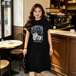 甜觅特大码女装300斤卡通猫咪印花夏季胖mm宽松遮肉中长T恤连衣裙
