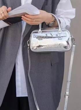 爆裂纹牛皮小枕头包女包梦嘉丽