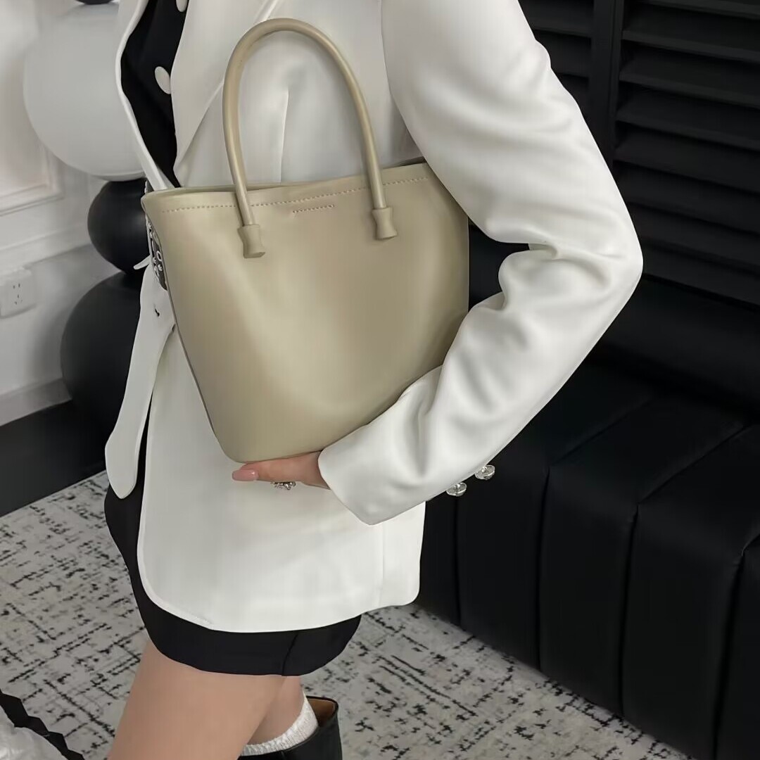 2025春夏新品休闲真皮女包单肩水桶包牛皮小众时尚手提女包高级感