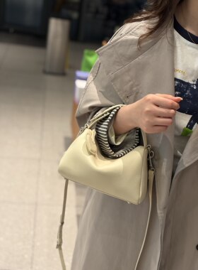 头层牛皮百搭时尚小饺子女包