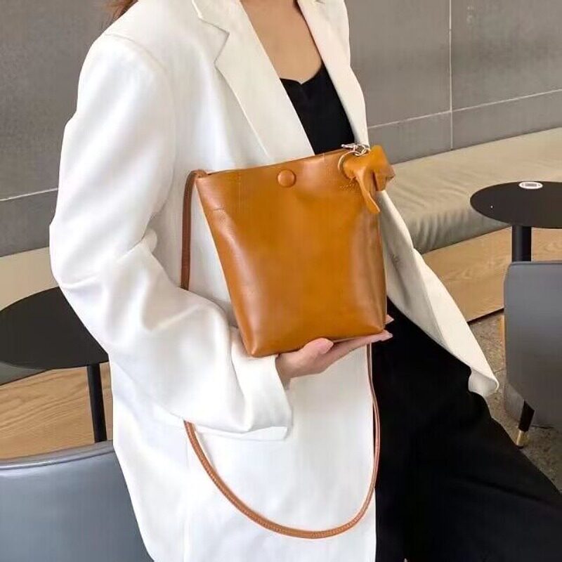 梦嘉丽头层牛皮单肩手机包女