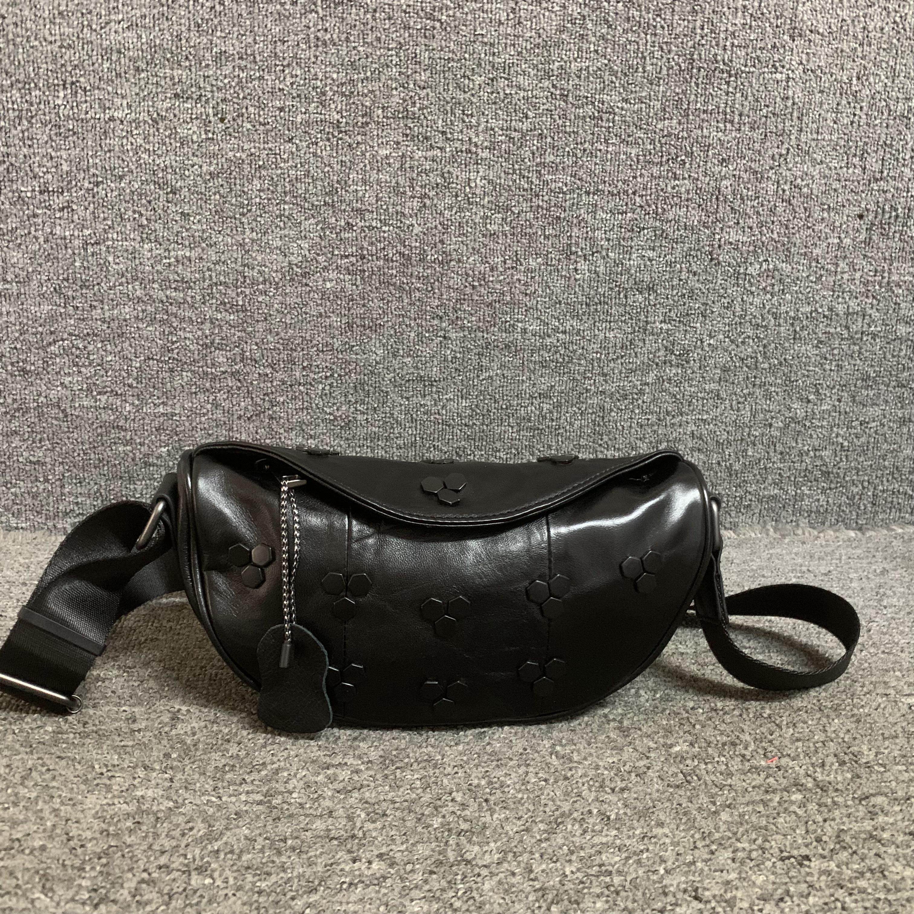 小众新款真皮女包韩版百搭甜美淑女铆钉羊皮女单肩斜跨月牙包软皮