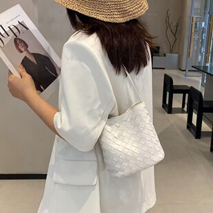 新款真皮女包小众夏季百搭时尚手工编织羊皮单肩斜跨简约小水桶包
