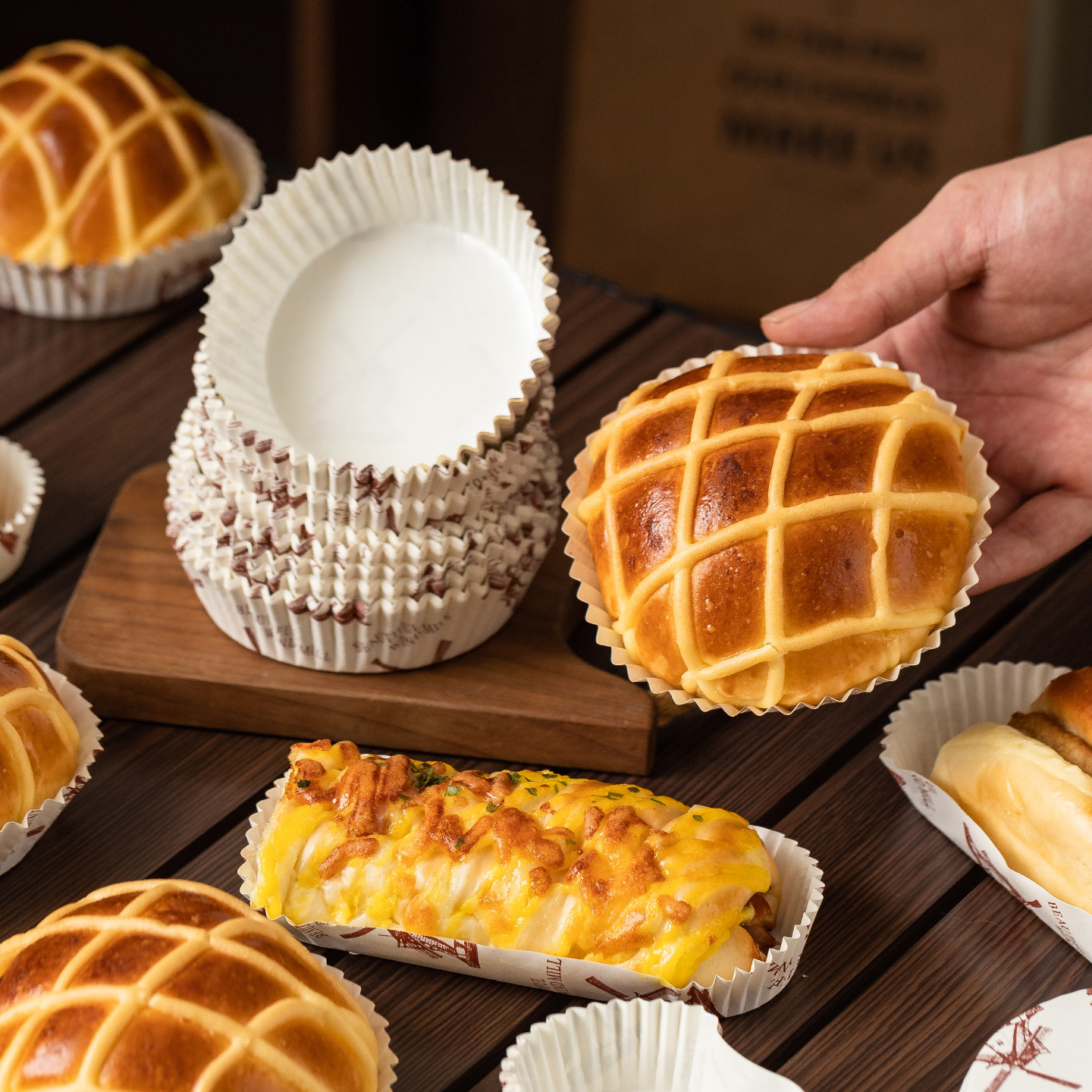 面包纸托耐高温烘焙船型不粘淋膜底托圆形菠萝包热狗防油蛋糕纸杯