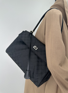 圣梵伦蒂诺S71-H729-1BB女士时尚百搭尼龙布多隔层超轻单肩斜挎包