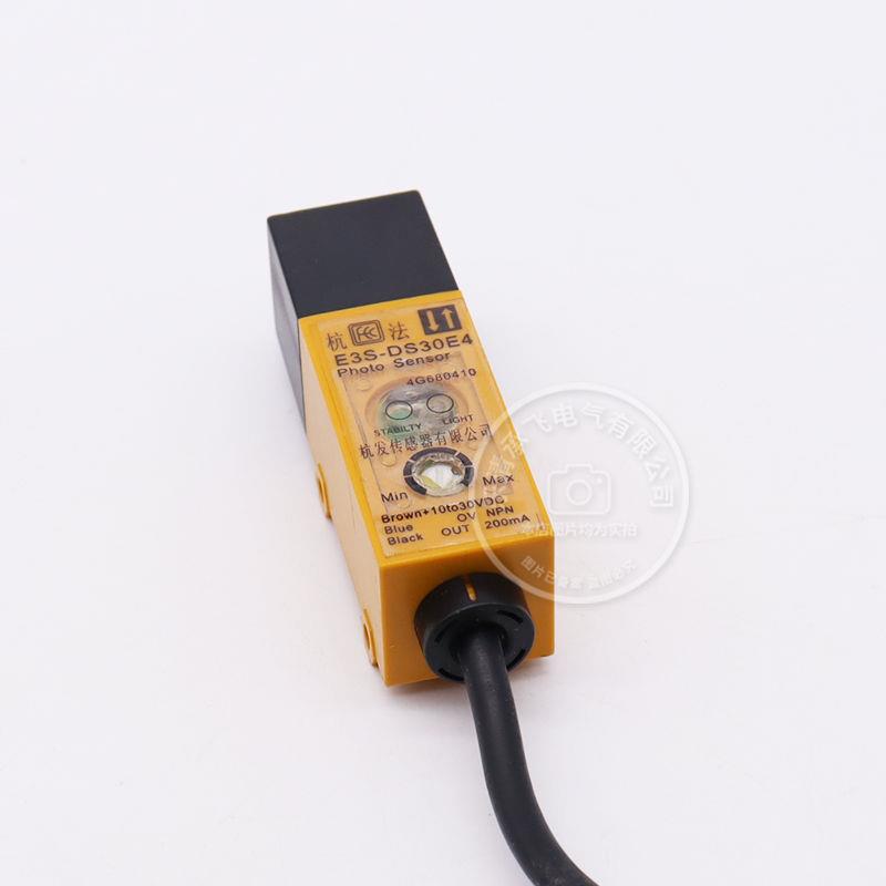 SD03-1K三线NPN常开30CM距离可调直流6-36光电开关E3S-DS30C4