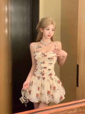 温柔风碎花吊带连衣裙