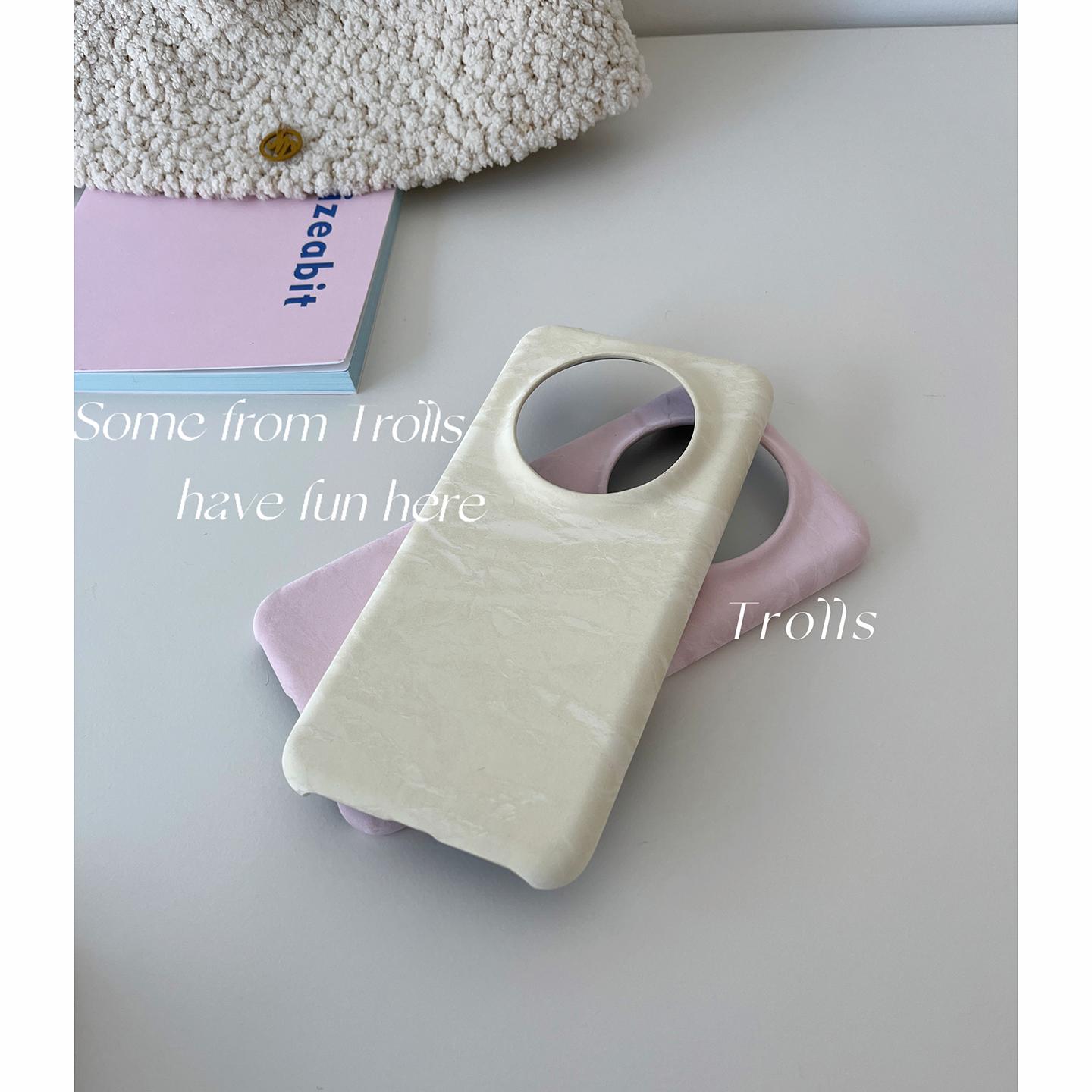 Trolls|小众高级感ins白丝绒华为mate70Pro适用华为magic7缎面纹理iphone16promax半包绒布硬壳小米15/findx8