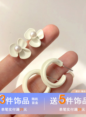 S925银针仙范白色花朵耳钉ins几何C字小清新无耳洞耳夹女耳环3001