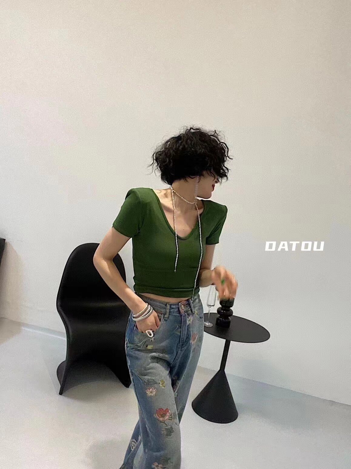 超级百搭打底衫纯色V领性感辣妹短款修身T恤短袖修身垫肩上衣女夏