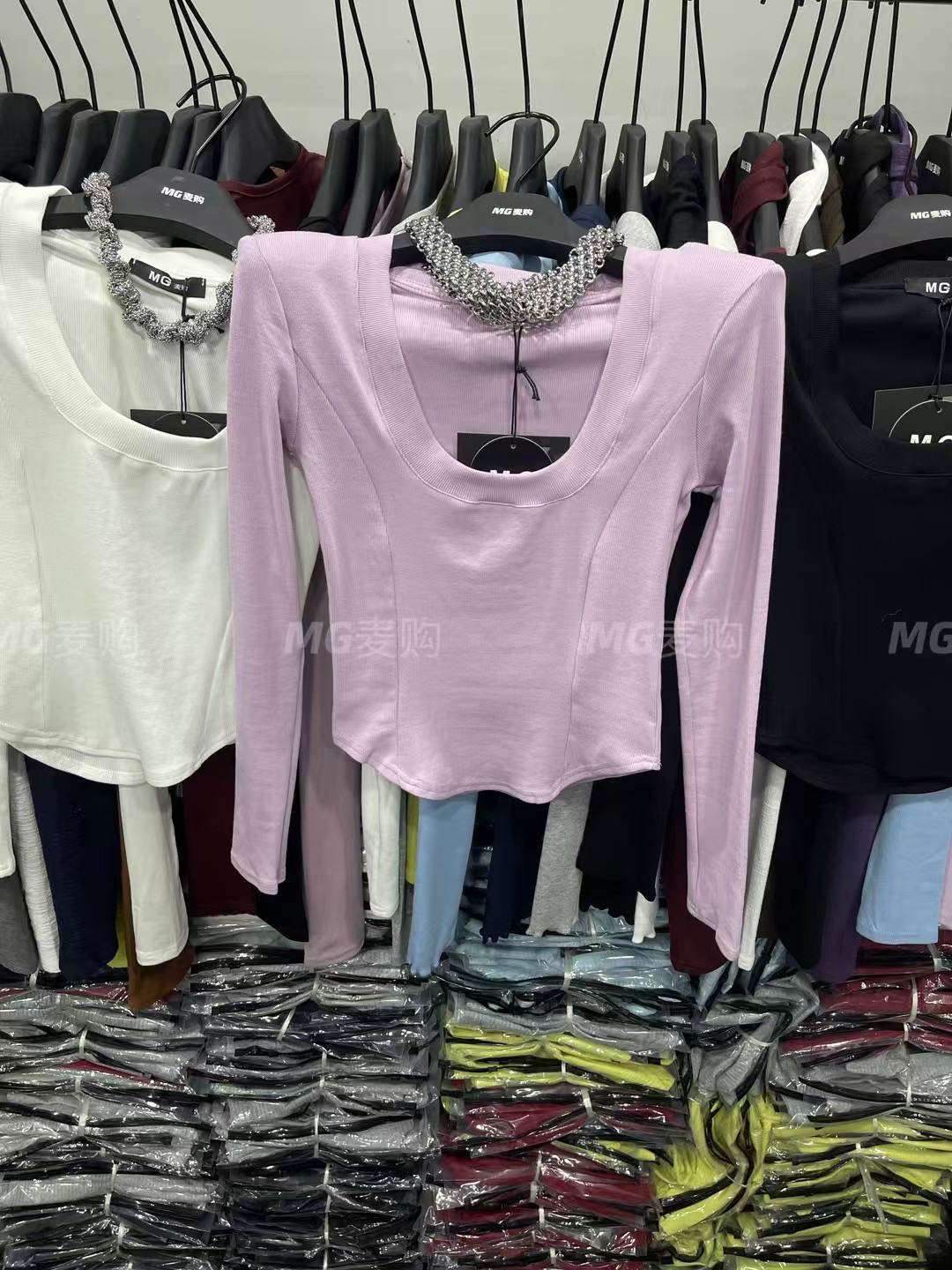 麦购MG正版2025春季U领新款长袖t恤女修身显瘦内搭打底衫上衣