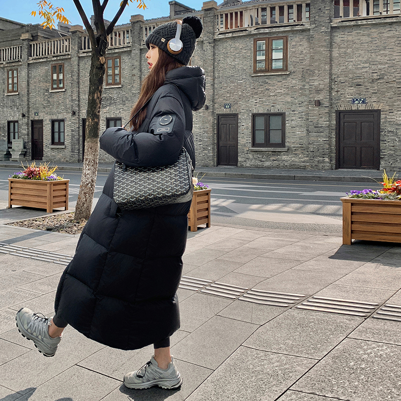 大货已出2025冬学院黑色暖鹅绒带帽长款羽绒ZB237-8863-P410-K618，女装羽绒服，浙宝237