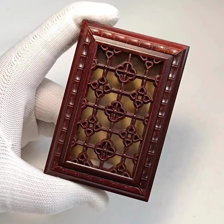 张圣林紫檀木镂空花板黄蛉盒