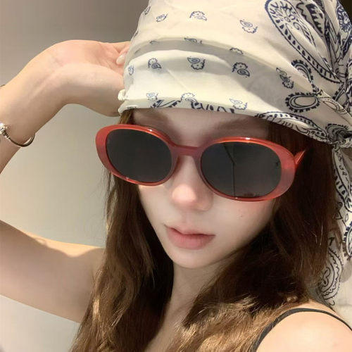 港风复古安哥拉红显脸小墨镜女