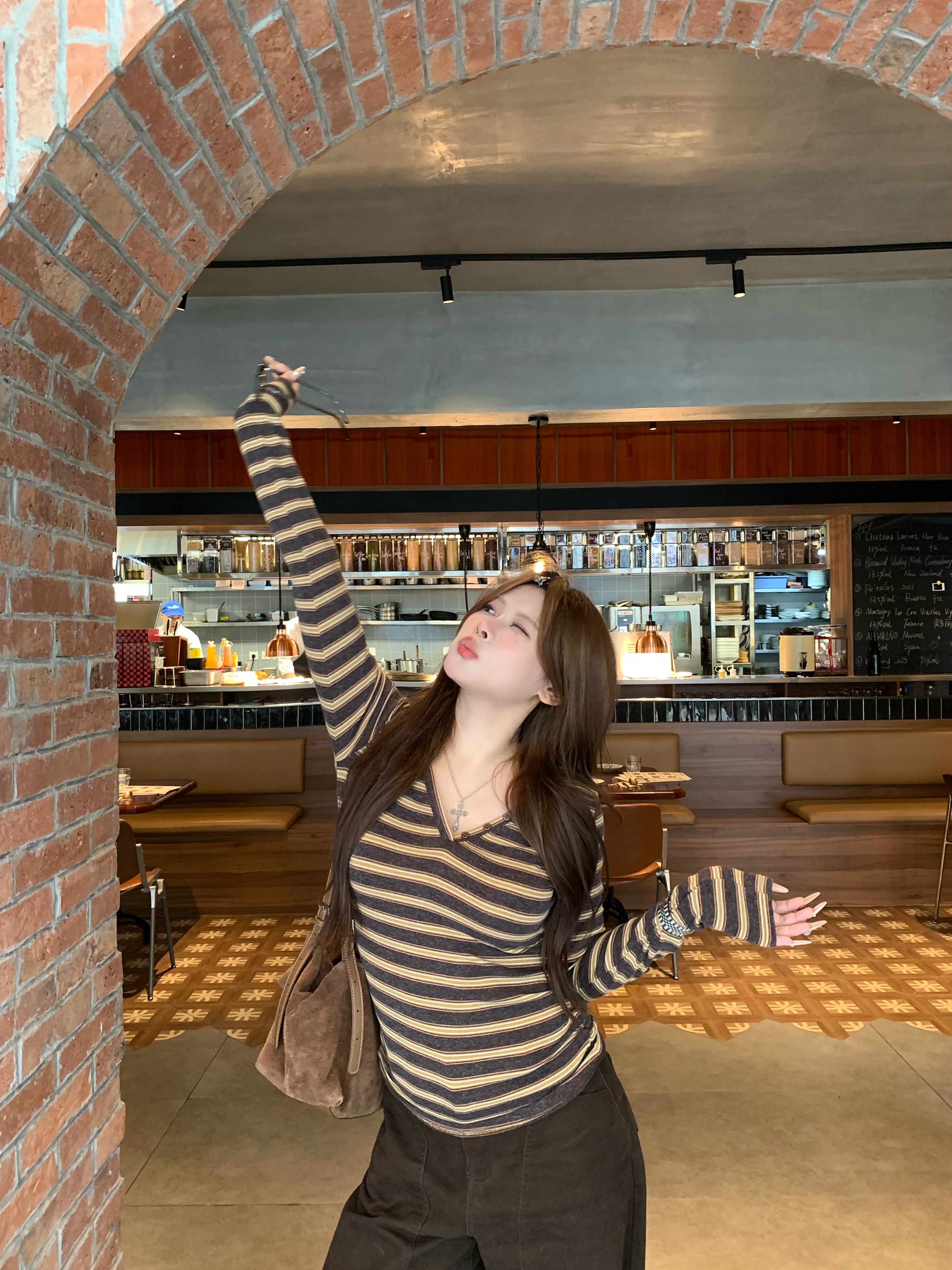 宅宅athome//焦糖拿铁 复古纽扣V领打底衫条纹修身显瘦长袖T恤