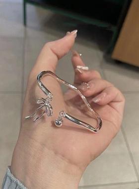2026莫比乌斯环在逃公主蝴蝶结铃铛手镯女开口可调节闺蜜手环气质