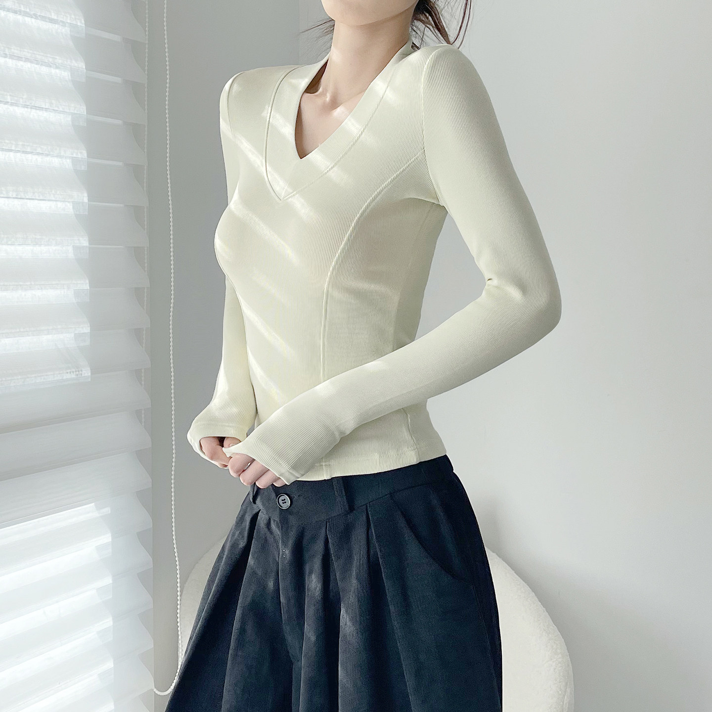 冬季内搭上衣女大码高级感微胖梨形mm显瘦遮肉修身打底V领长袖