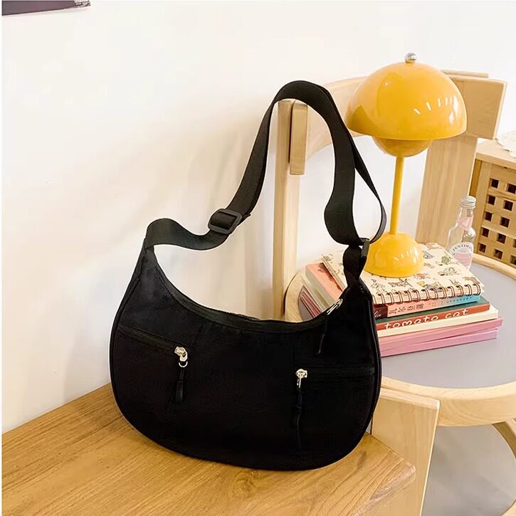 休闲百搭单肩斜挎包饺子包2025新款轻便外出旅行小背包上班通勤女