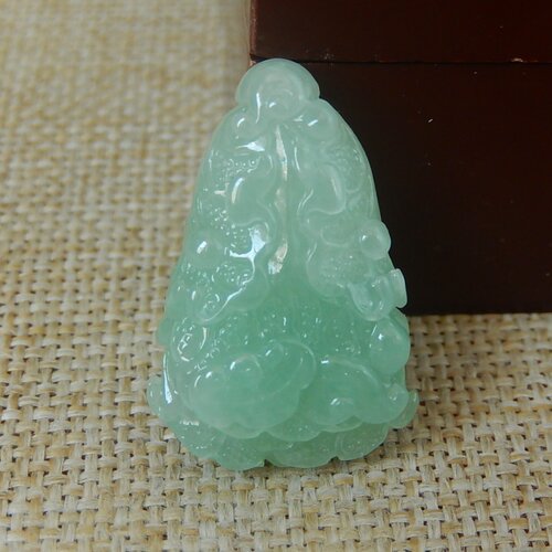 缅甸天然A货翡翠飘绿白菜挂件