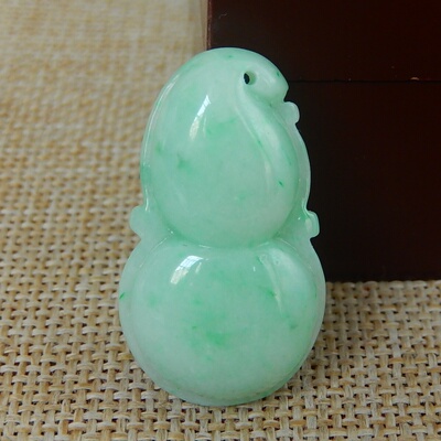 缅甸天然A货翡翠飘绿葫芦挂件