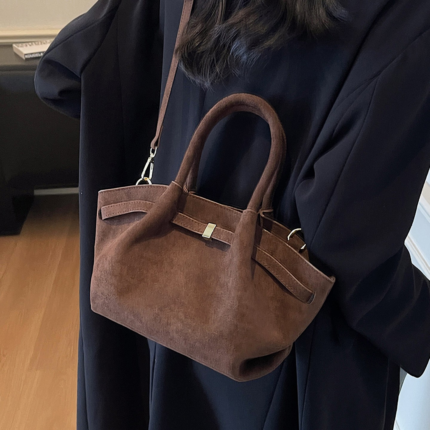 麂皮绒包包女大容量2025新款秋冬季复古小众斜挎包手提通勤水桶包