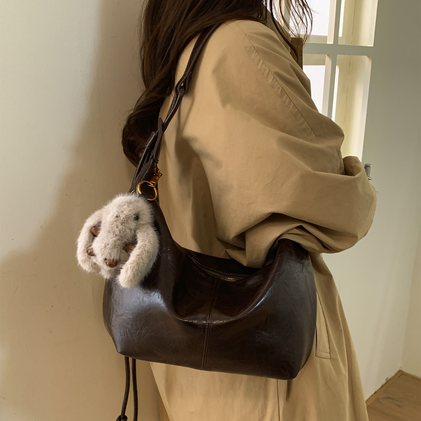 美拉德复古小包包女2025新款通勤百搭斜挎包超火单肩腋下包牛角包