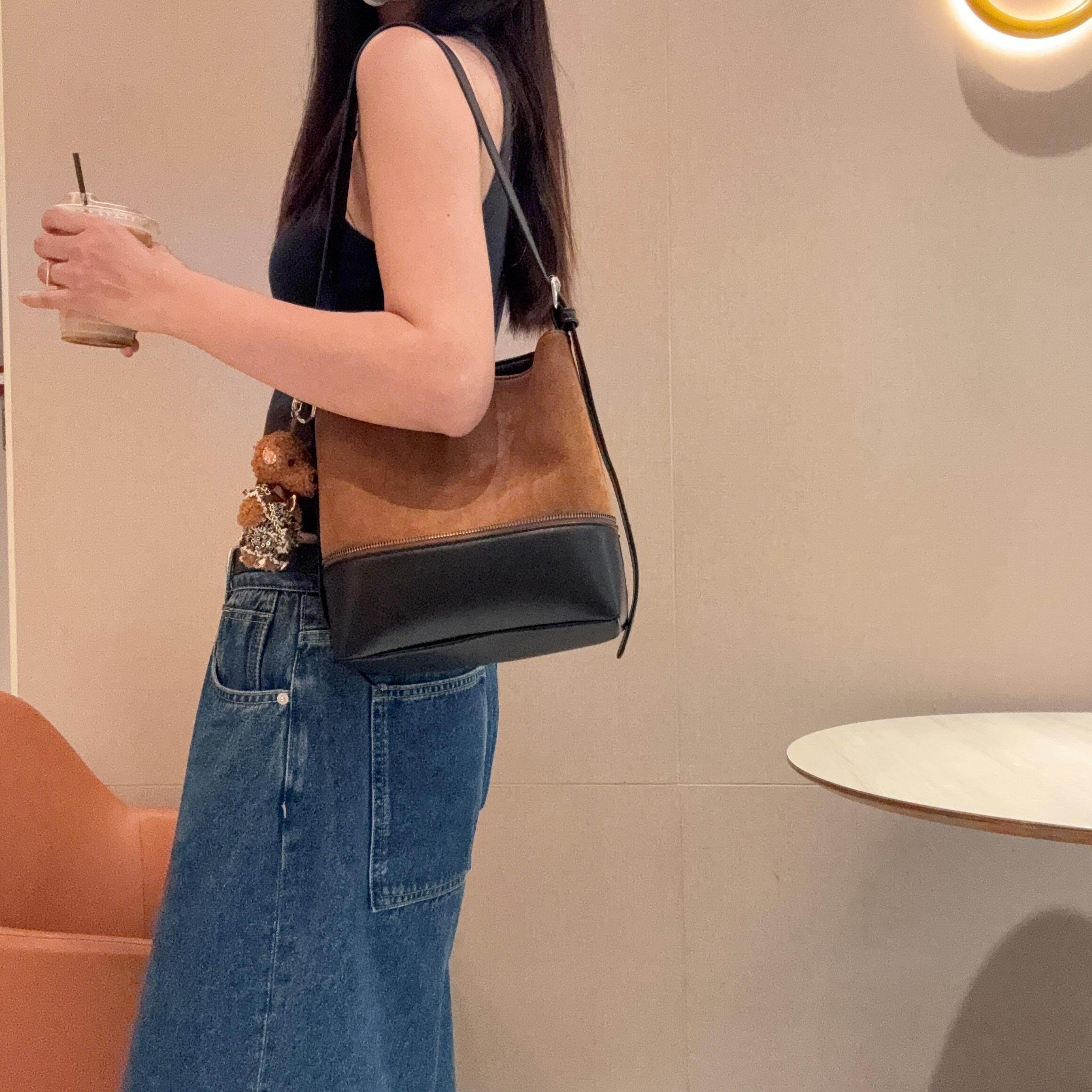 休闲覆古麂皮磨砂拼皮水桶包简约百搭韩系通勤高级感小香风网红
