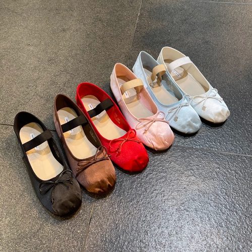 小池在首尔圆头平底绸缎玛丽珍鞋