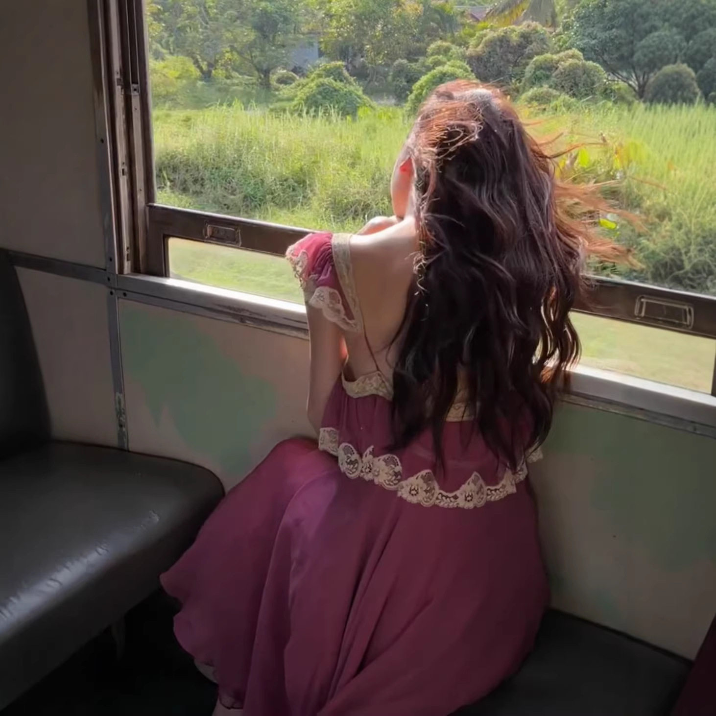 Sexy Dress易梦玲玫粉色吊带连衣裙法式性感纯欲蕾丝拼接小飞袖