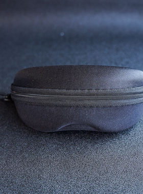 骑行便携式挂钩眼镜盒抗压黑色男女通用太阳镜高档拉链盒子防灰尘