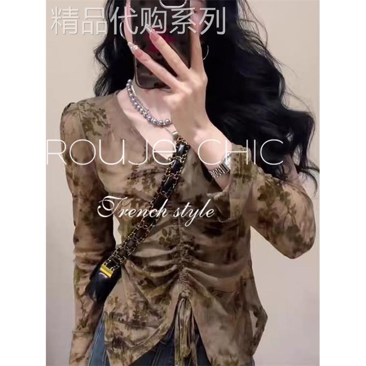 法国rouje chic秋季法式黄色v领设计印花喇叭袖t恤百搭休闲上衣女