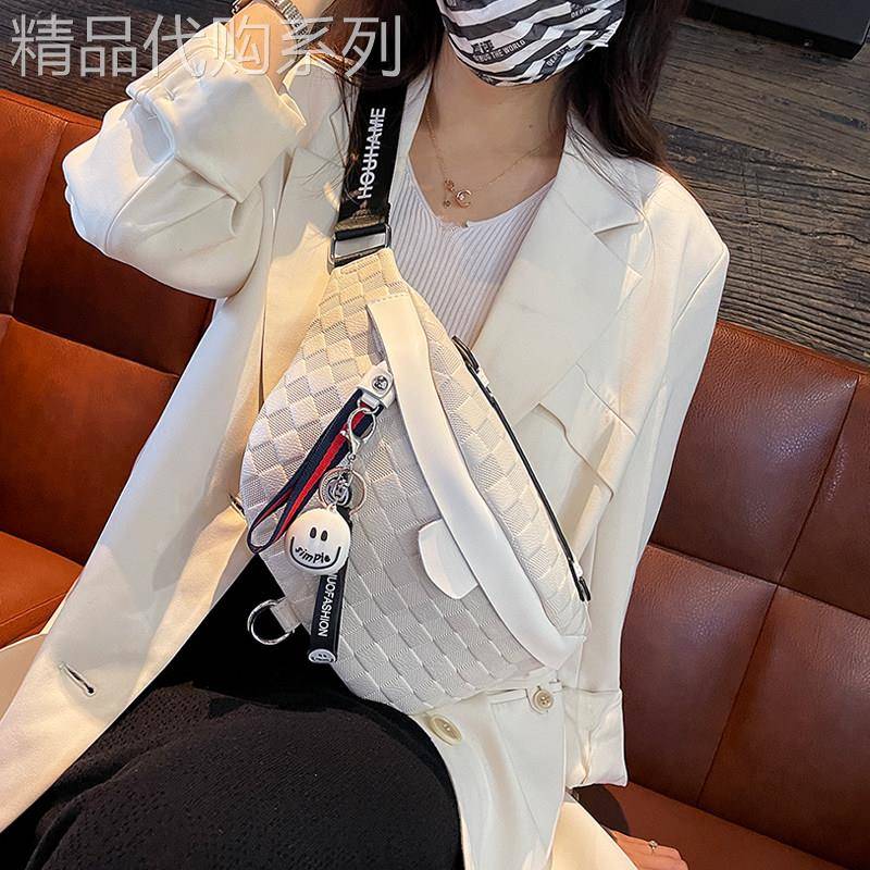 香港免税代购牛皮棋盘格胸包女士大容量斜挎包运动腰包休闲饺子包