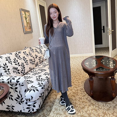孕妇连衣裙灰色V领立体花点缀秋冬孕妇装针织长裙冬季内搭毛衣裙