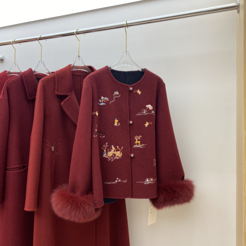 多多店刺绣圆领羊毛外套(配可拆卸狐狸毛毛袖)（含100羊毛）25188