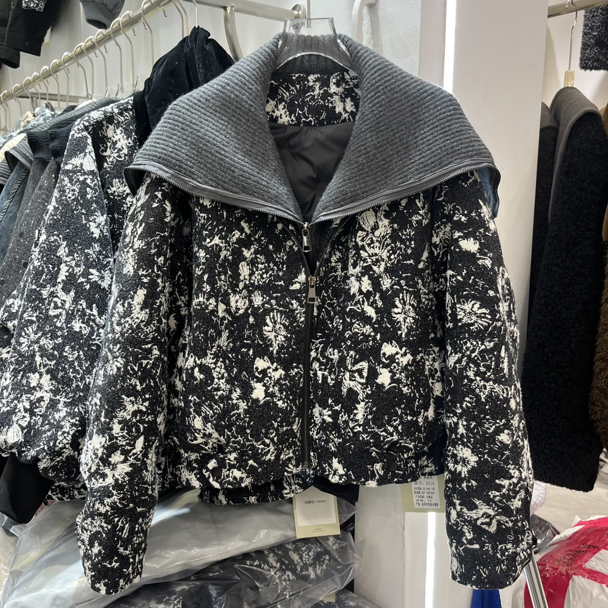 多多短款羽绒服女黑白花设计保暖外套羽绒服(含90白鸭绒)QJY-098