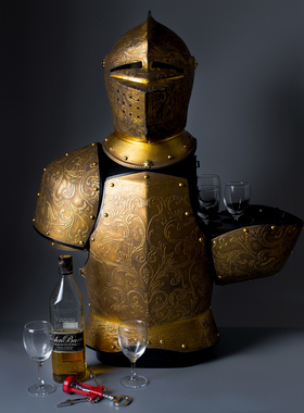 酒柜，中世纪盔甲款式56长33宽86高厘米，可放4瓶红酒，6个酒杯。